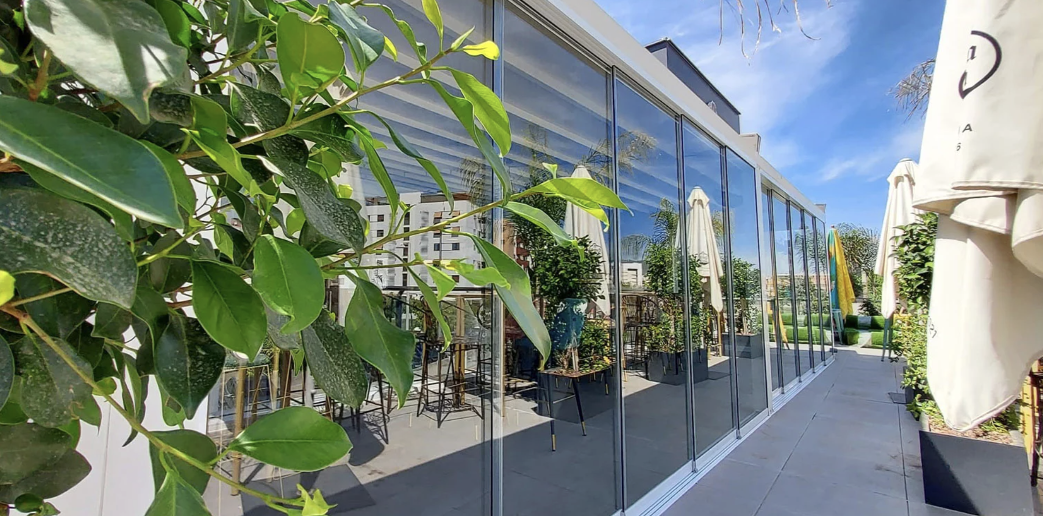 Terrasse professionnelle panoramique coulissant, installations en verre Acristalia