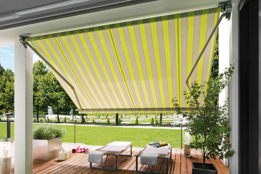 Store à bras articulé jaune de la marque Markilux