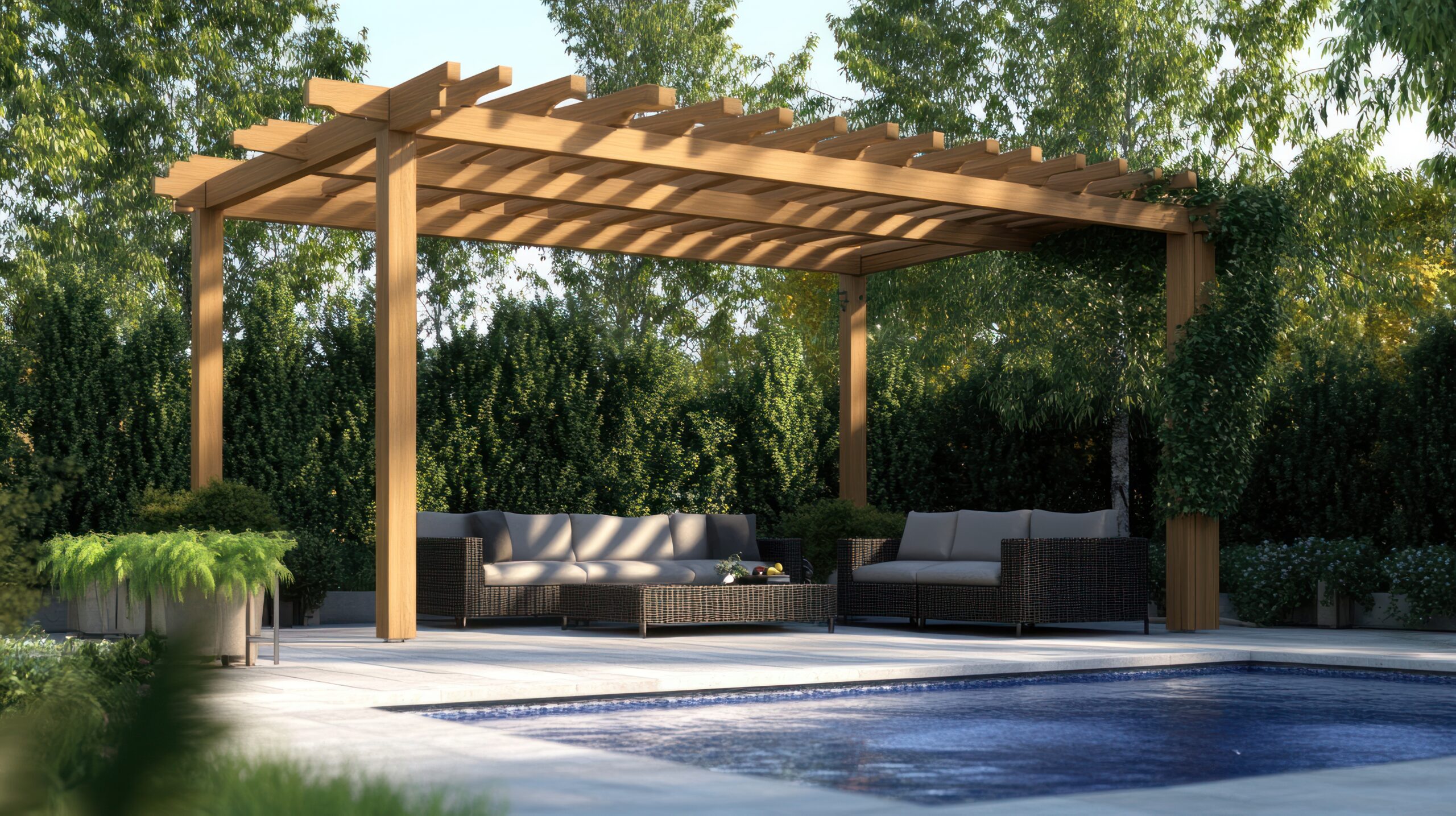 Pergola en bois aménagée au bord d’une piscine créant un espace ombragé et confortable pour profiter de l’extérieur en été.