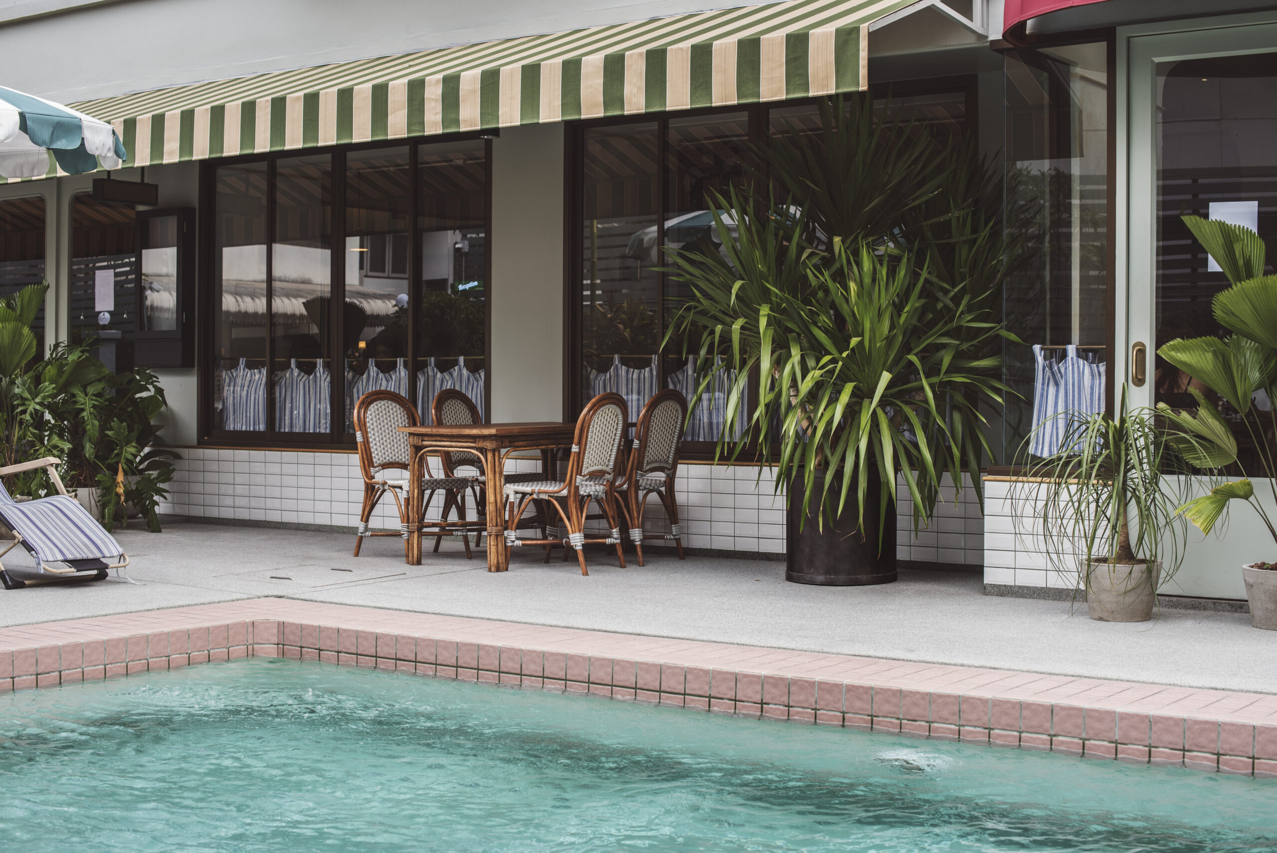 Store-banne déployé sur une terrasse avec piscine pour créer une protection solaire confortable en été