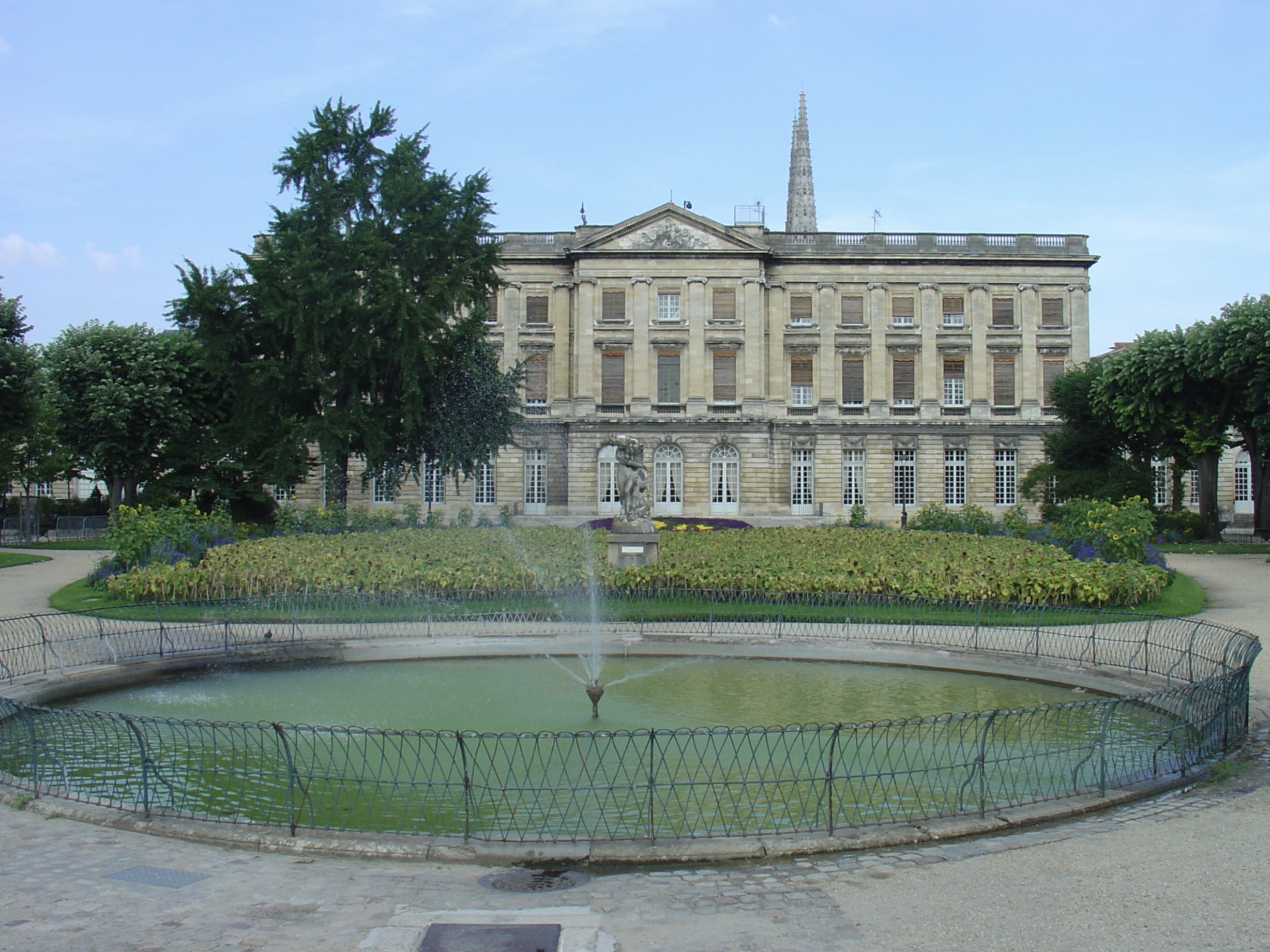 Jardin du palais Rohan et mairie de Bordeaux en Gironde. Photo : Michel BUZE, CC BY-SA, via Wikimedia Commons