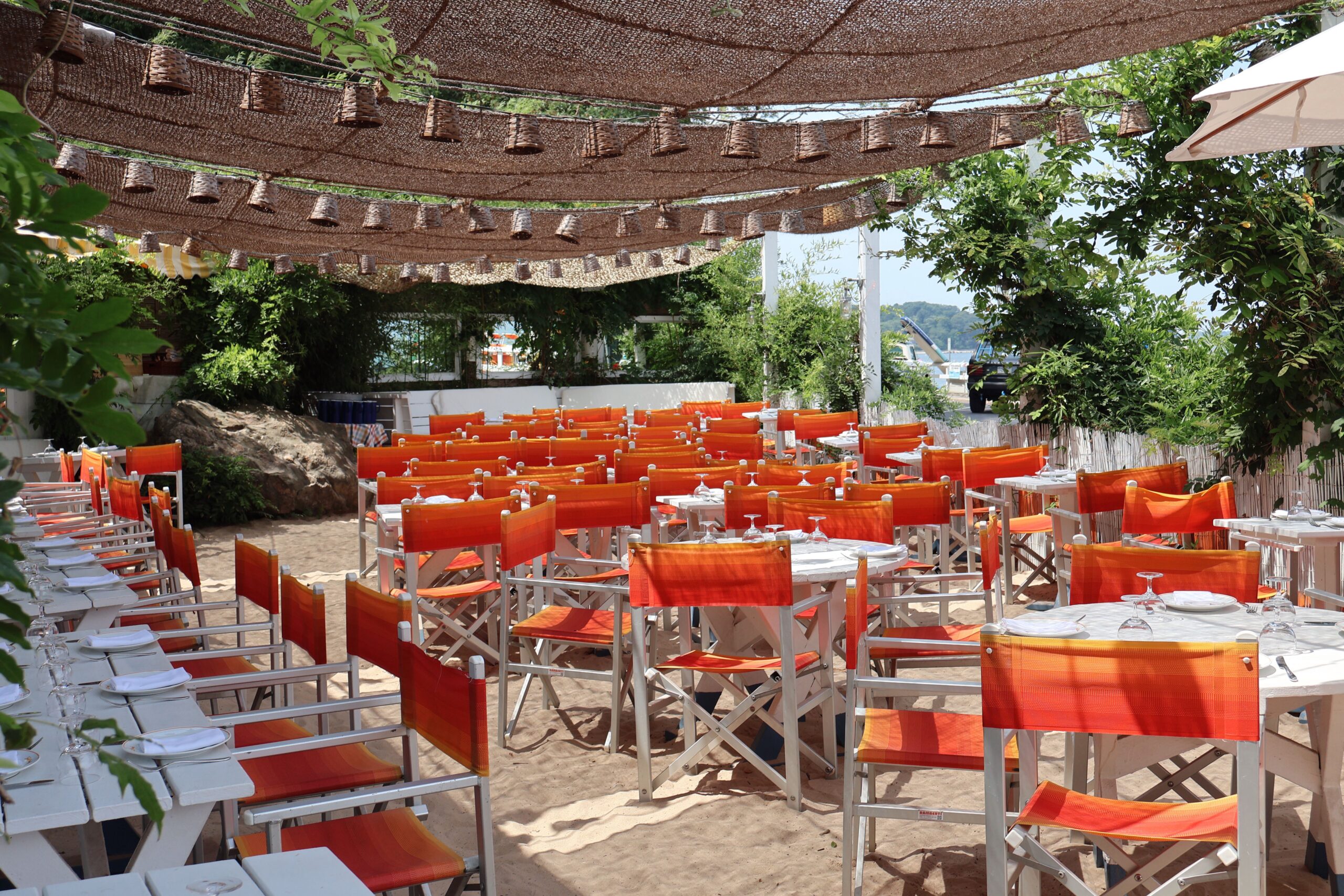Protection solaire pour terrasse professionnelle pendant la canicule